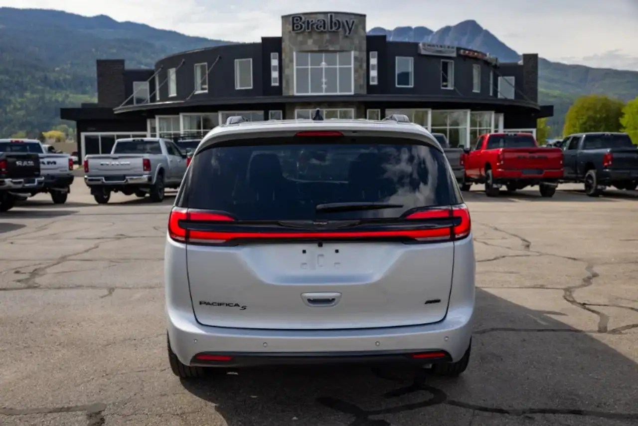 Chrysler Pacifica photo Chrysler Pacifica