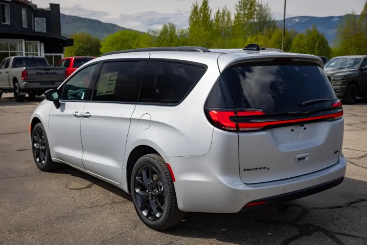 Chrysler Pacifica photo Chrysler Pacifica