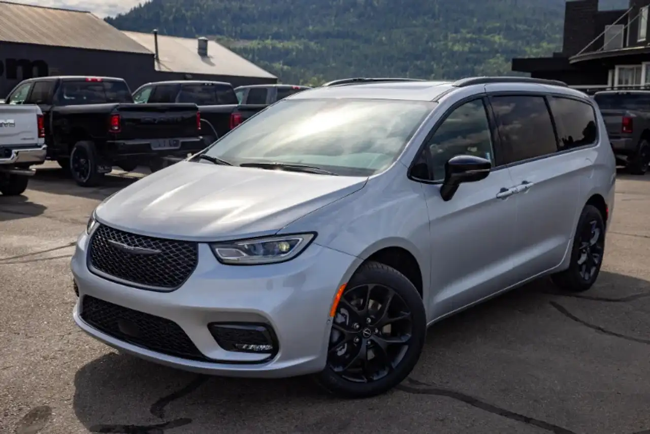 Chrysler Pacifica photo Chrysler Pacifica