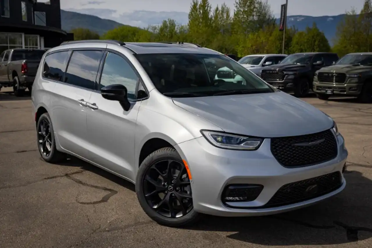 Chrysler Pacifica photo Chrysler Pacifica