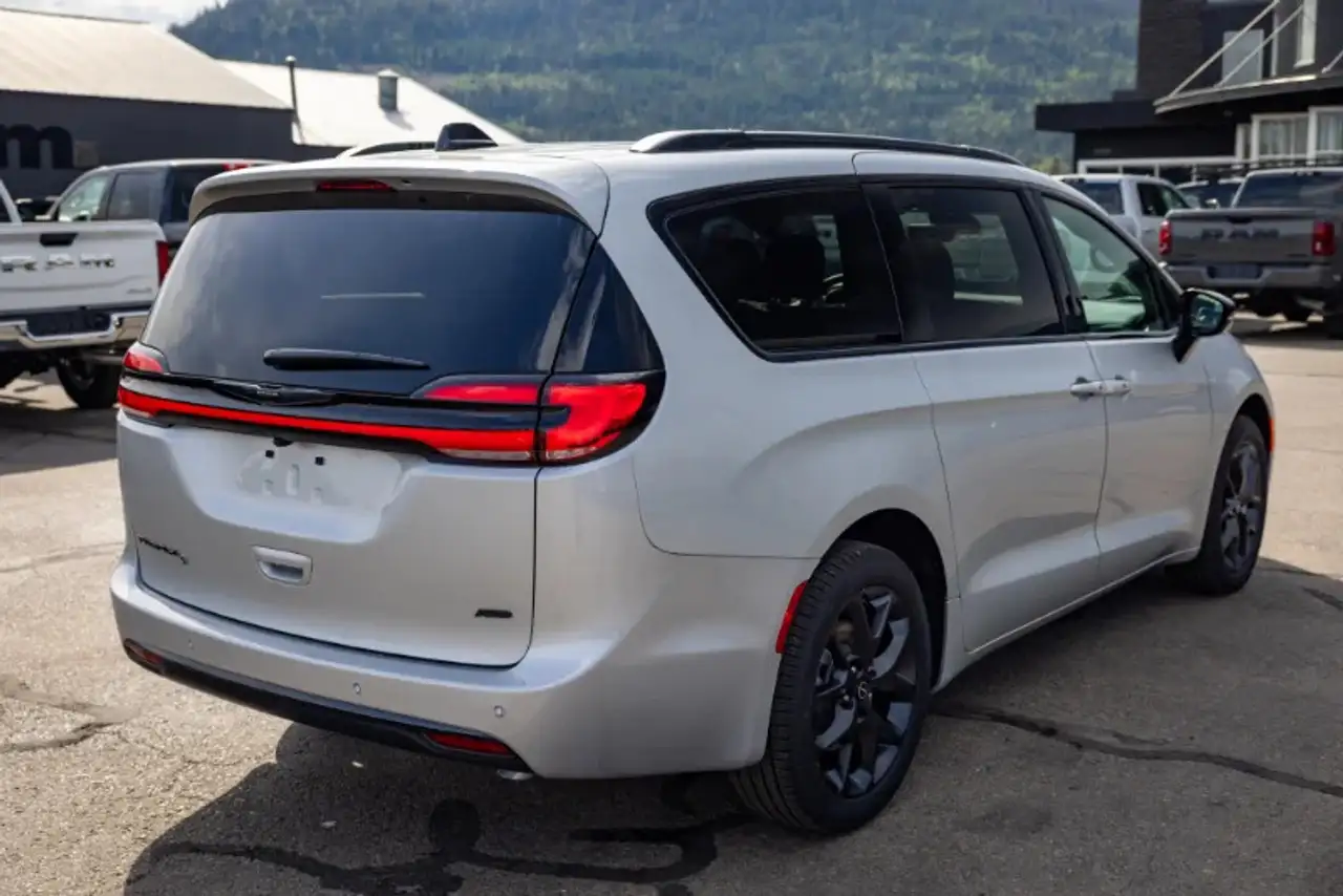 Chrysler Pacifica photo Chrysler Pacifica