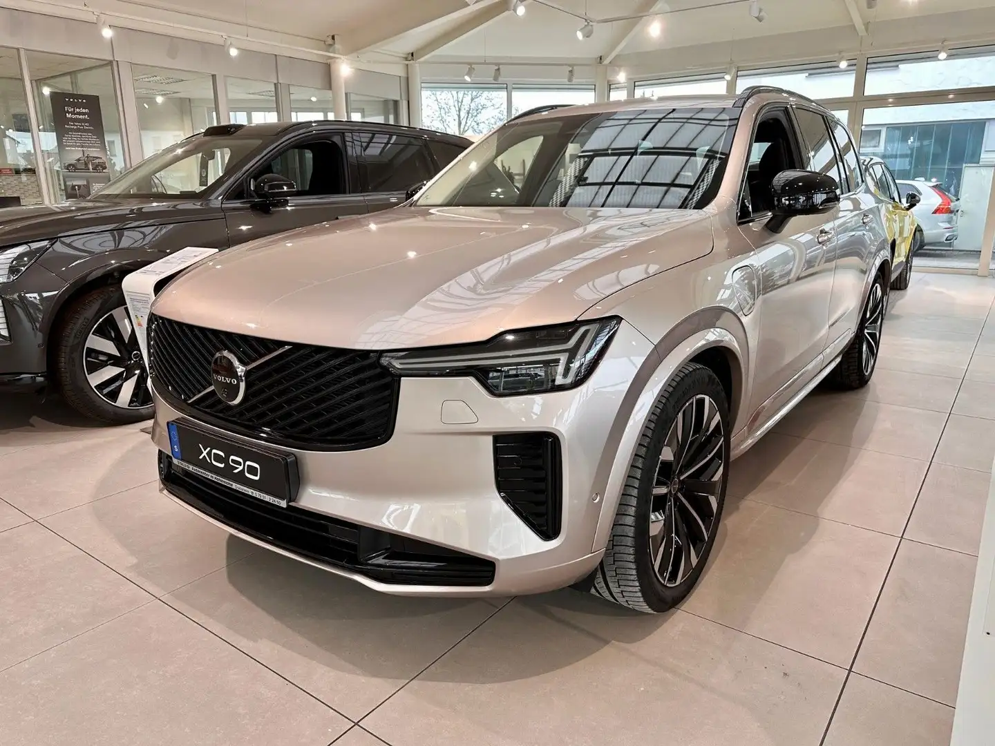 Volvo XC90 T8 Plus Dark Recharge Plug-In Hybrid AWD Silber - 2