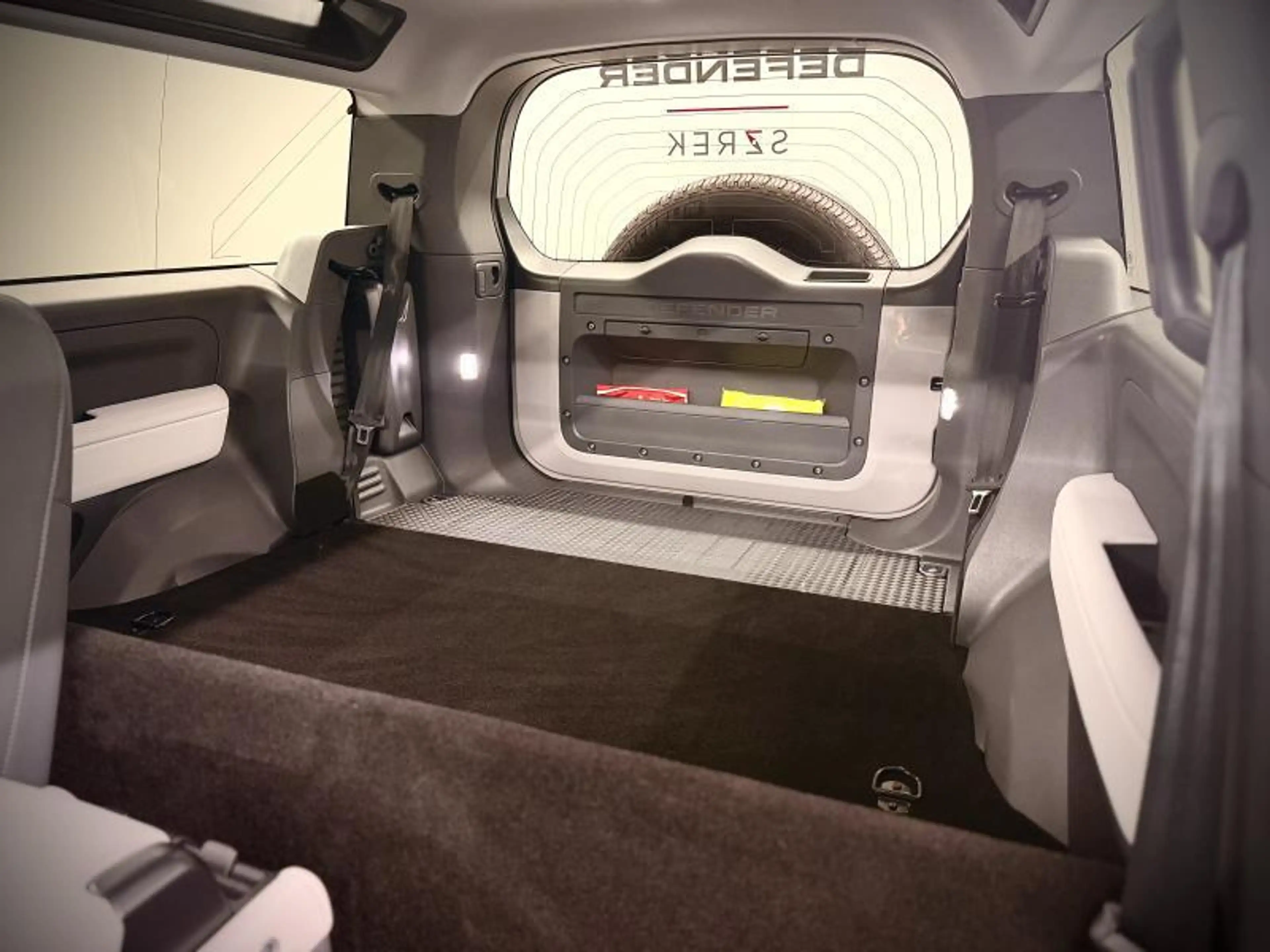 Land Rover Defender 90 D250 X-Dynamic SE - niet ingeschreven — photo 13