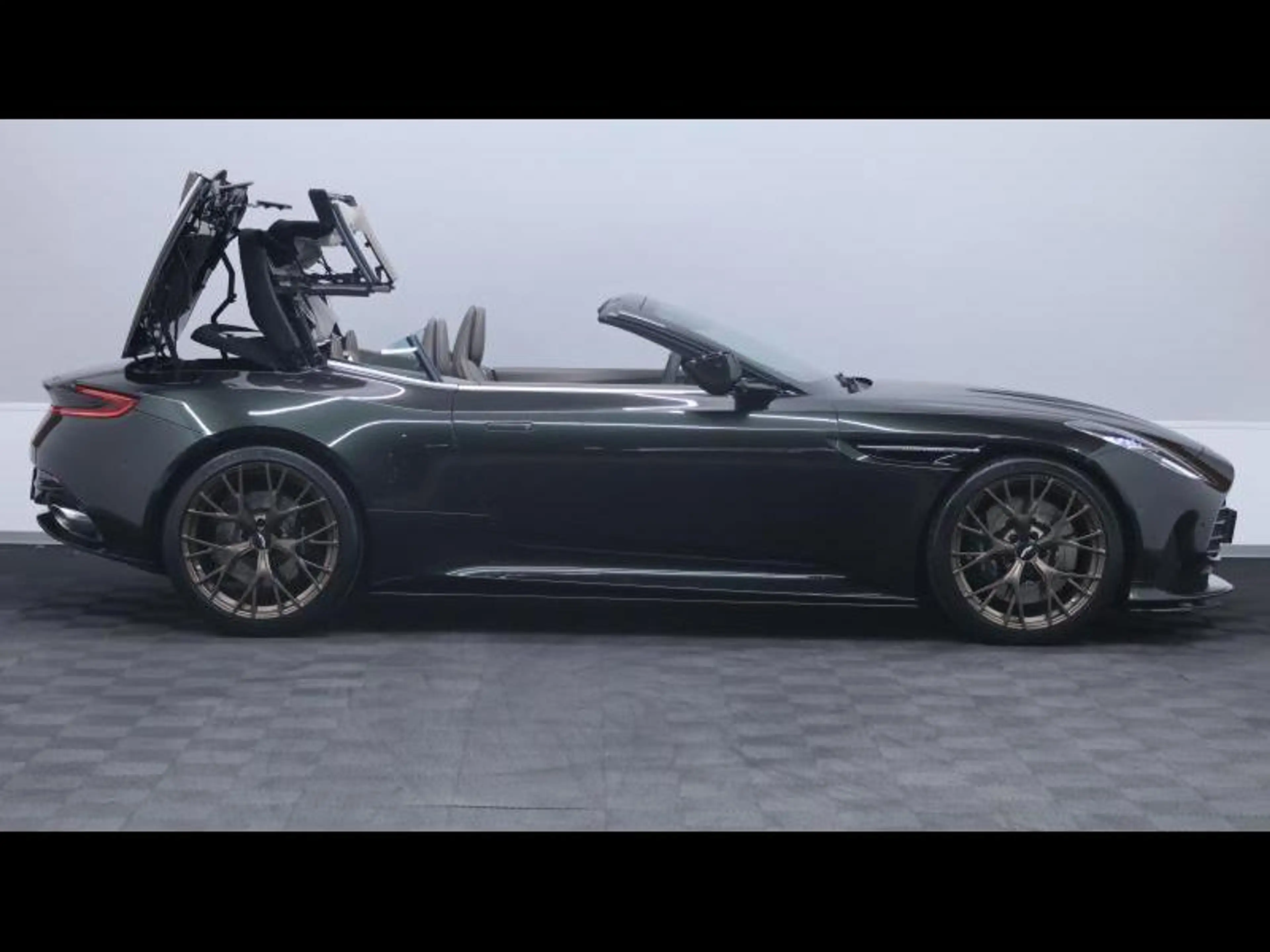 Aston Martin DB12 V8 VOLANTE — photo 10