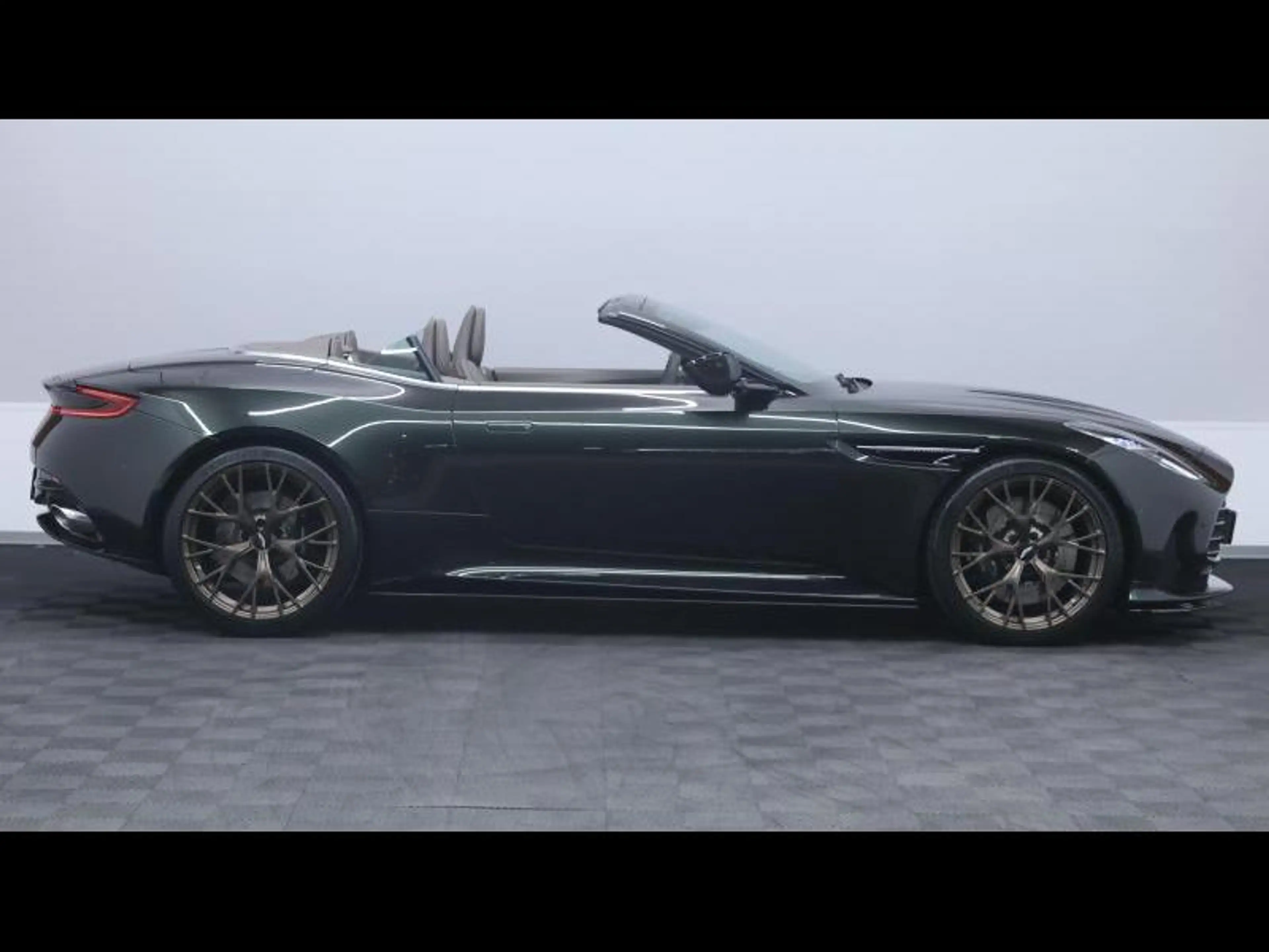 Aston Martin DB12 V8 VOLANTE — photo 9