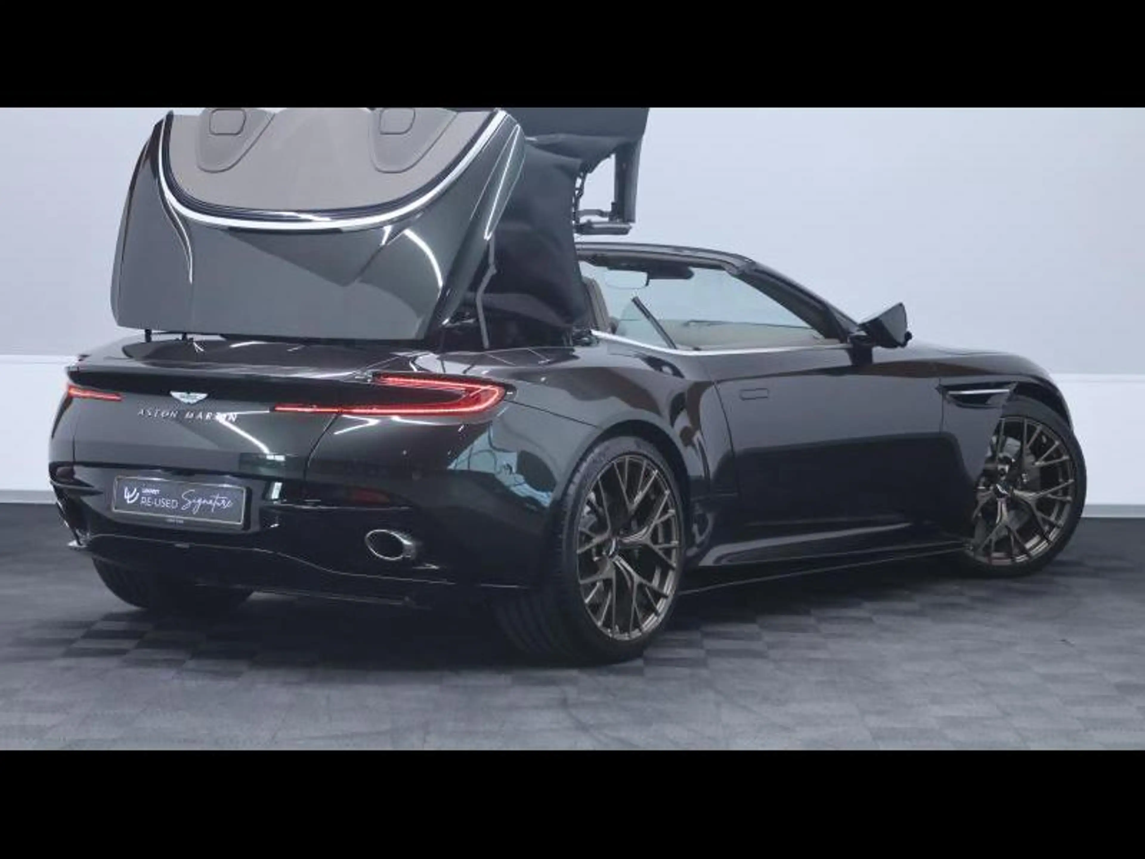 Aston Martin DB12 V8 VOLANTE — photo 13