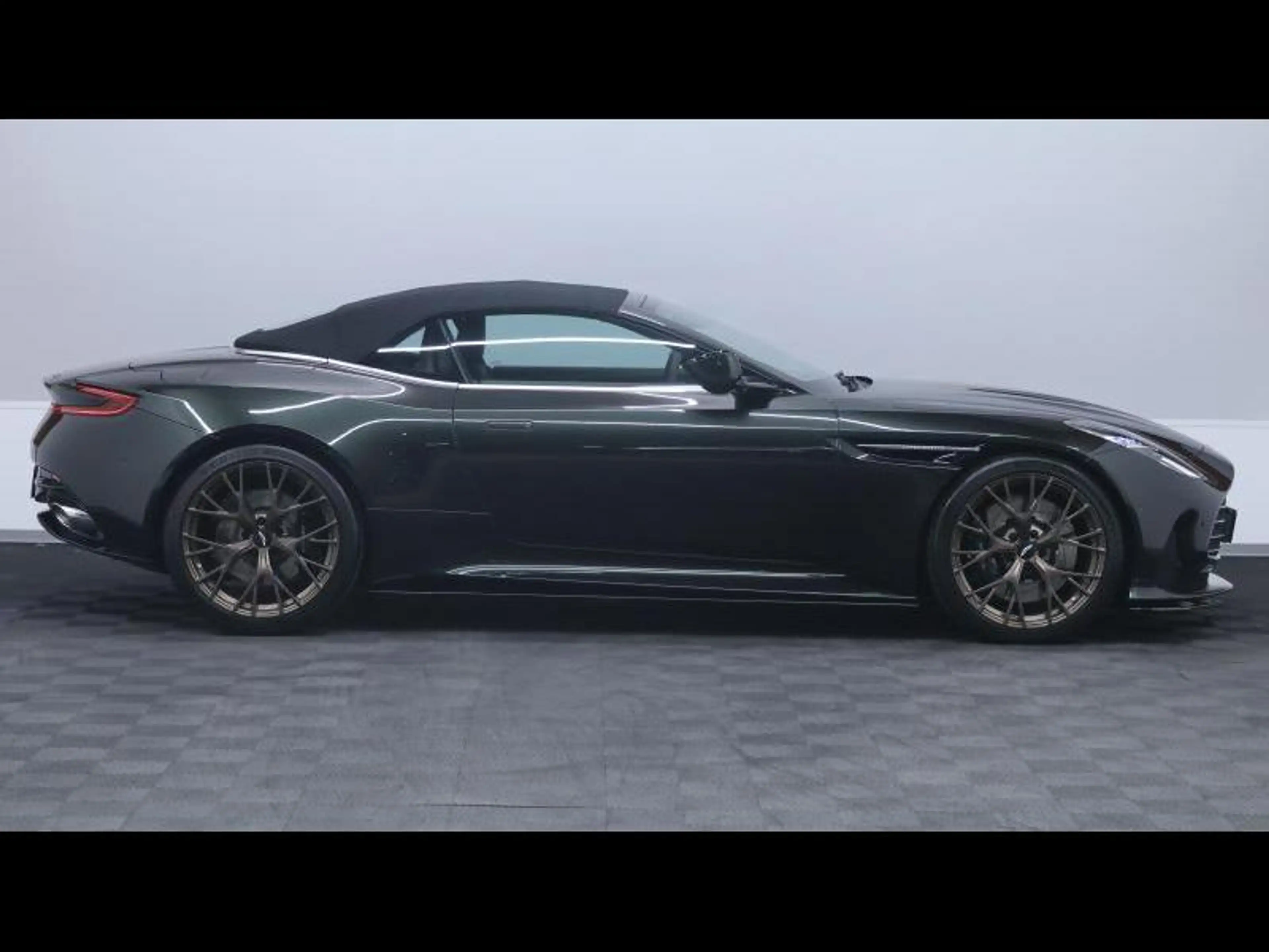 Aston Martin DB12 V8 VOLANTE — photo 11