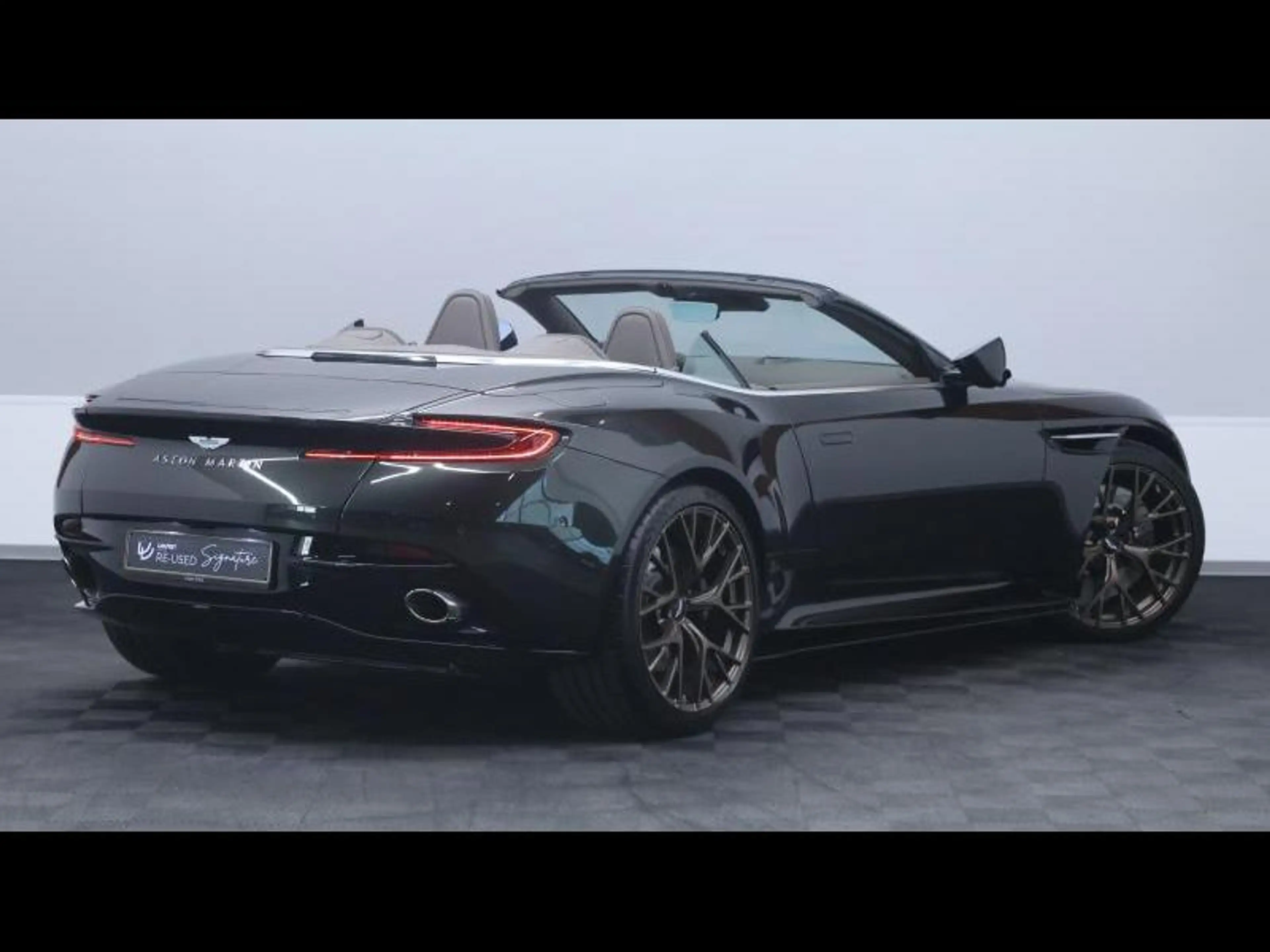 Aston Martin DB12 V8 VOLANTE — photo 12