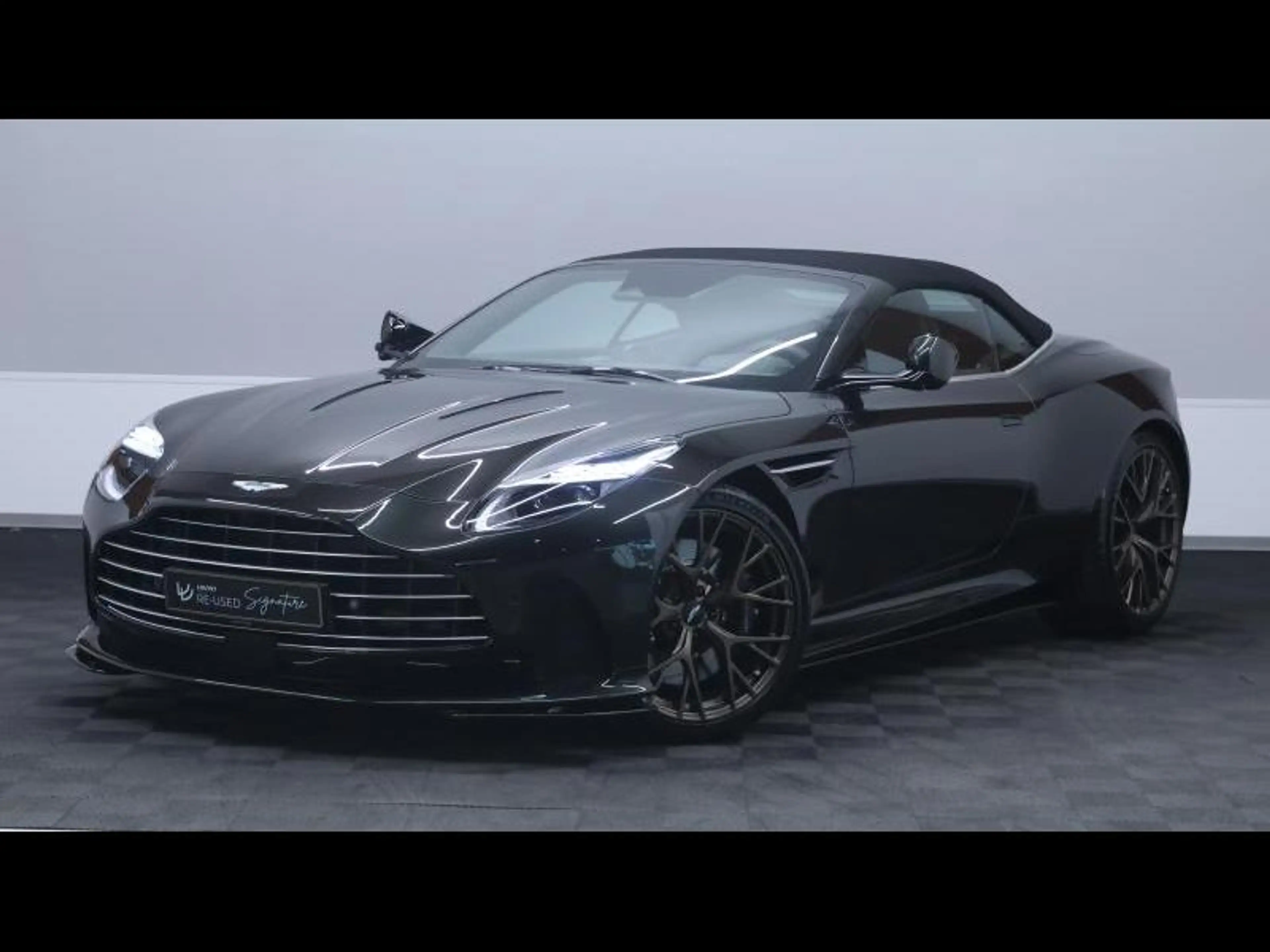 Aston Martin DB12 V8 VOLANTE — photo 3