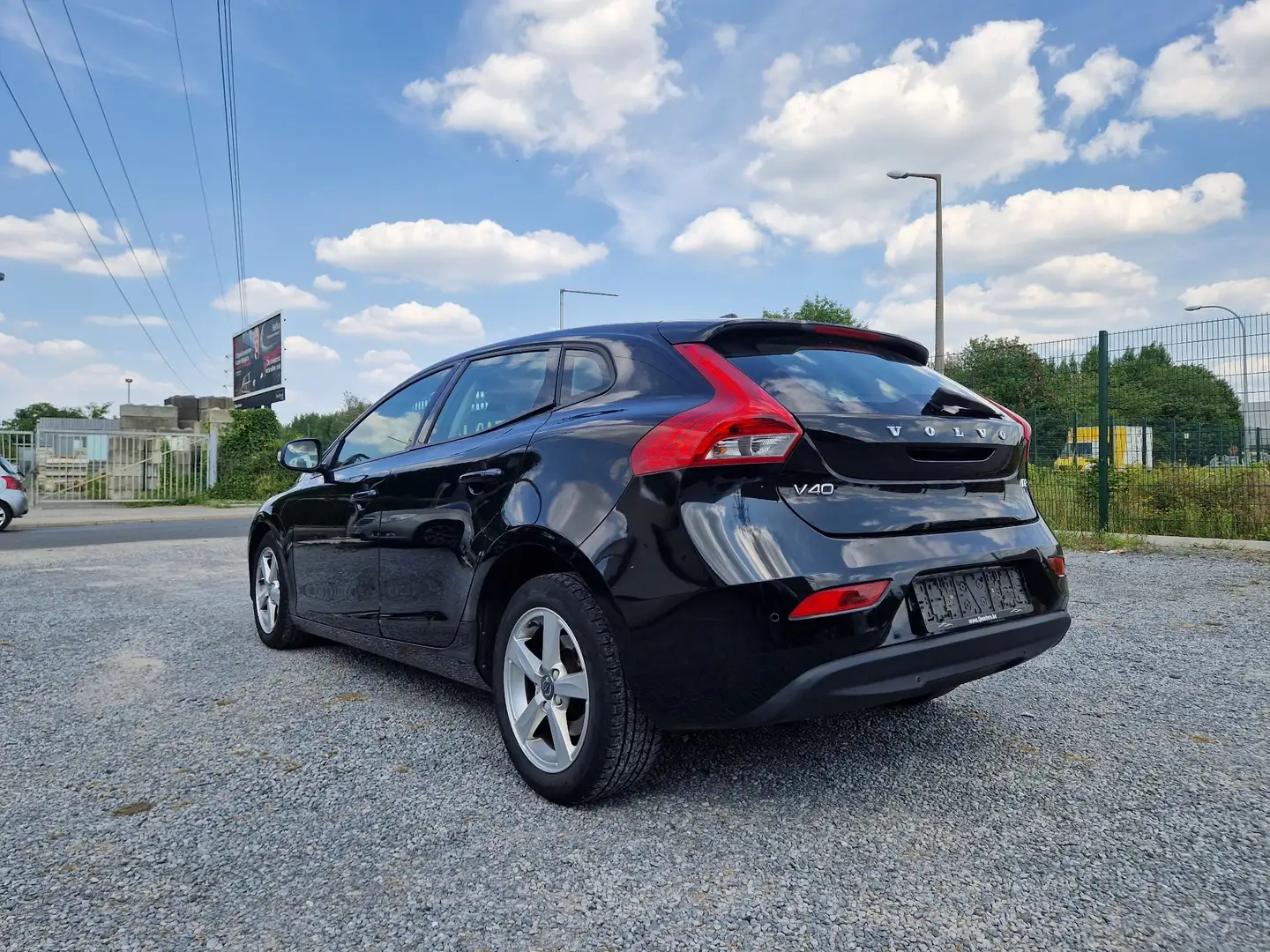 Volvo V40 2.0 D2 Kinetic Geartronic Schwarz - 2