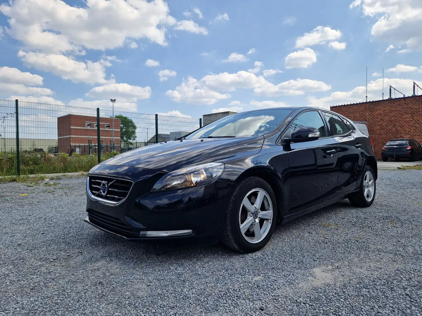 Volvo V40 2.0 D2 Kinetic Geartronic Schwarz - 1