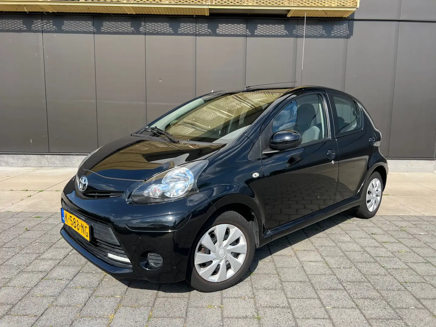Toyota Aygo 1.0 VVT-i Aspir|Navi|Bluet.|Airco|5-deurs|lage-km Zwart - 2