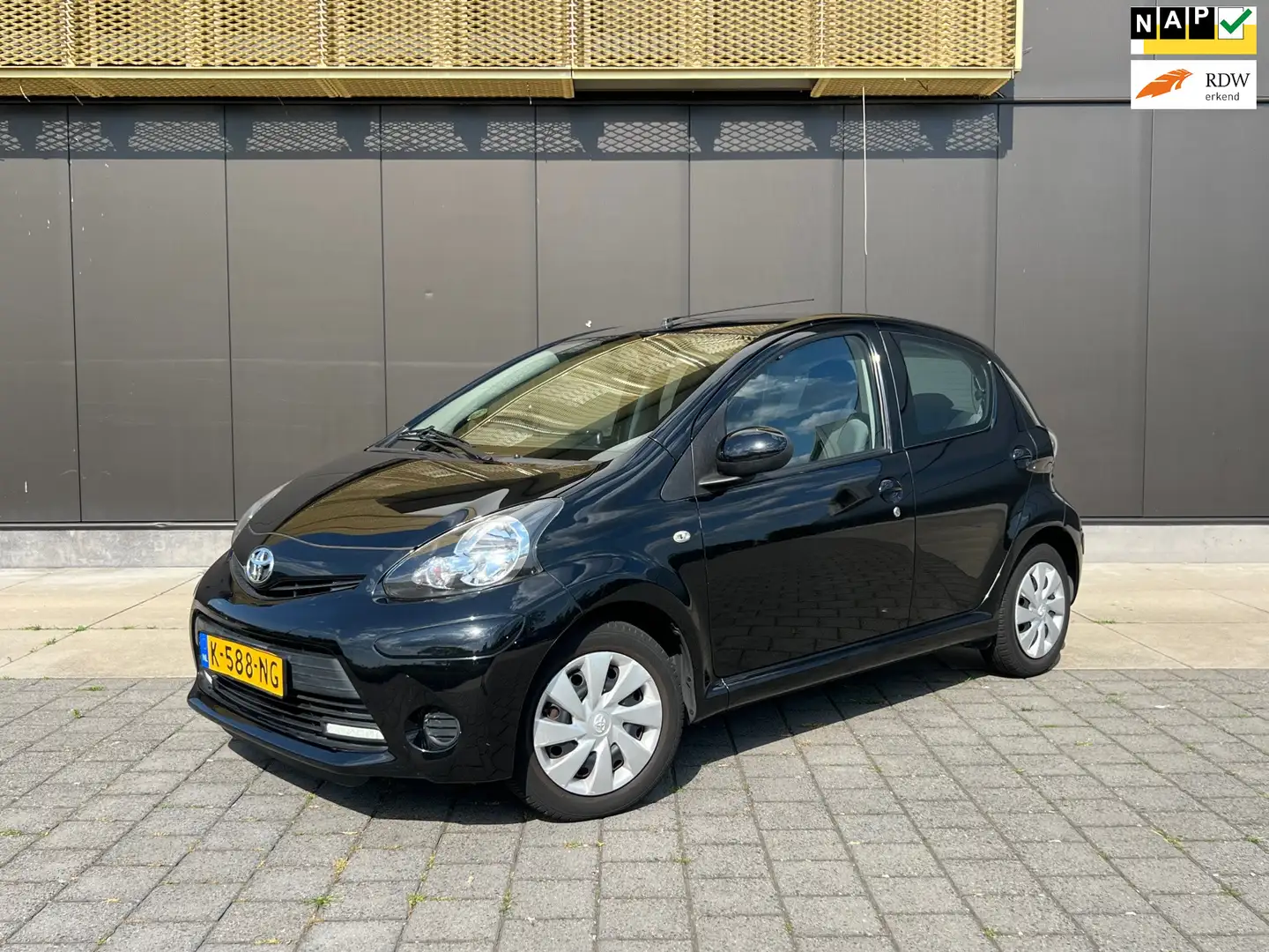 Toyota Aygo 1.0 VVT-i Aspir|Navi|Bluet.|Airco|5-deurs|lage-km Zwart - 1
