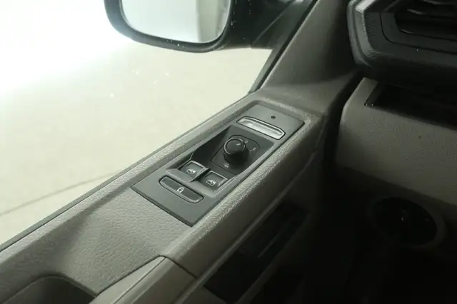 Volkswagen Transporter view 15