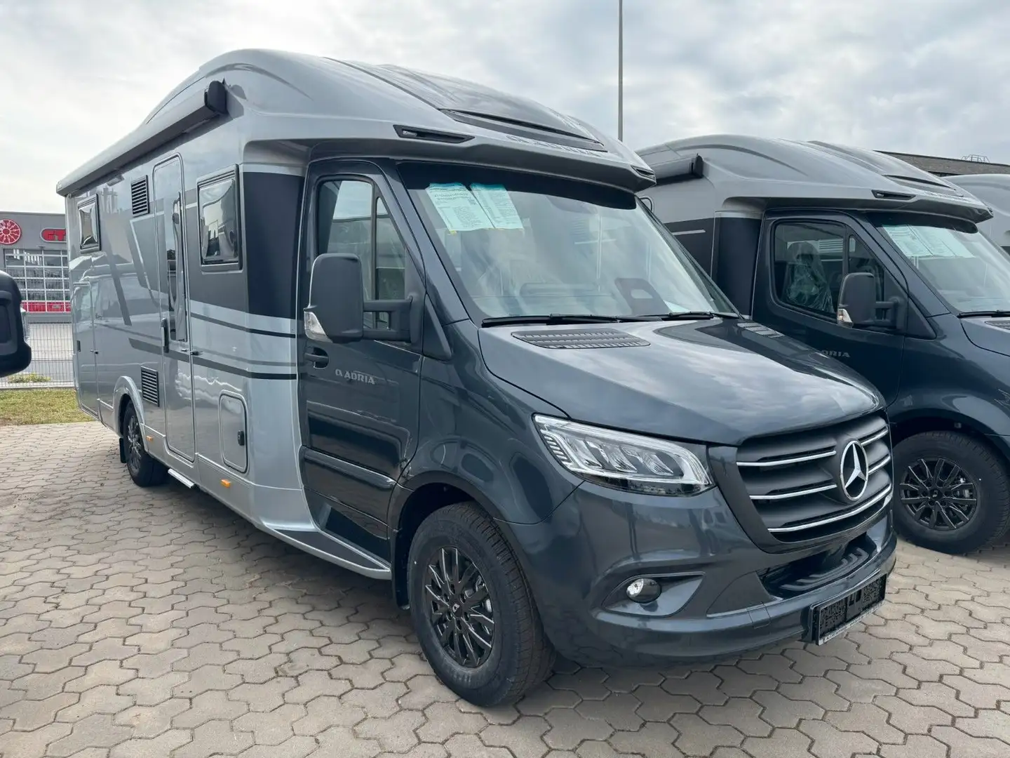 Adria Matrix Supreme 670DL MB Voll ! UVP: 144.000 Euro Gris - 1