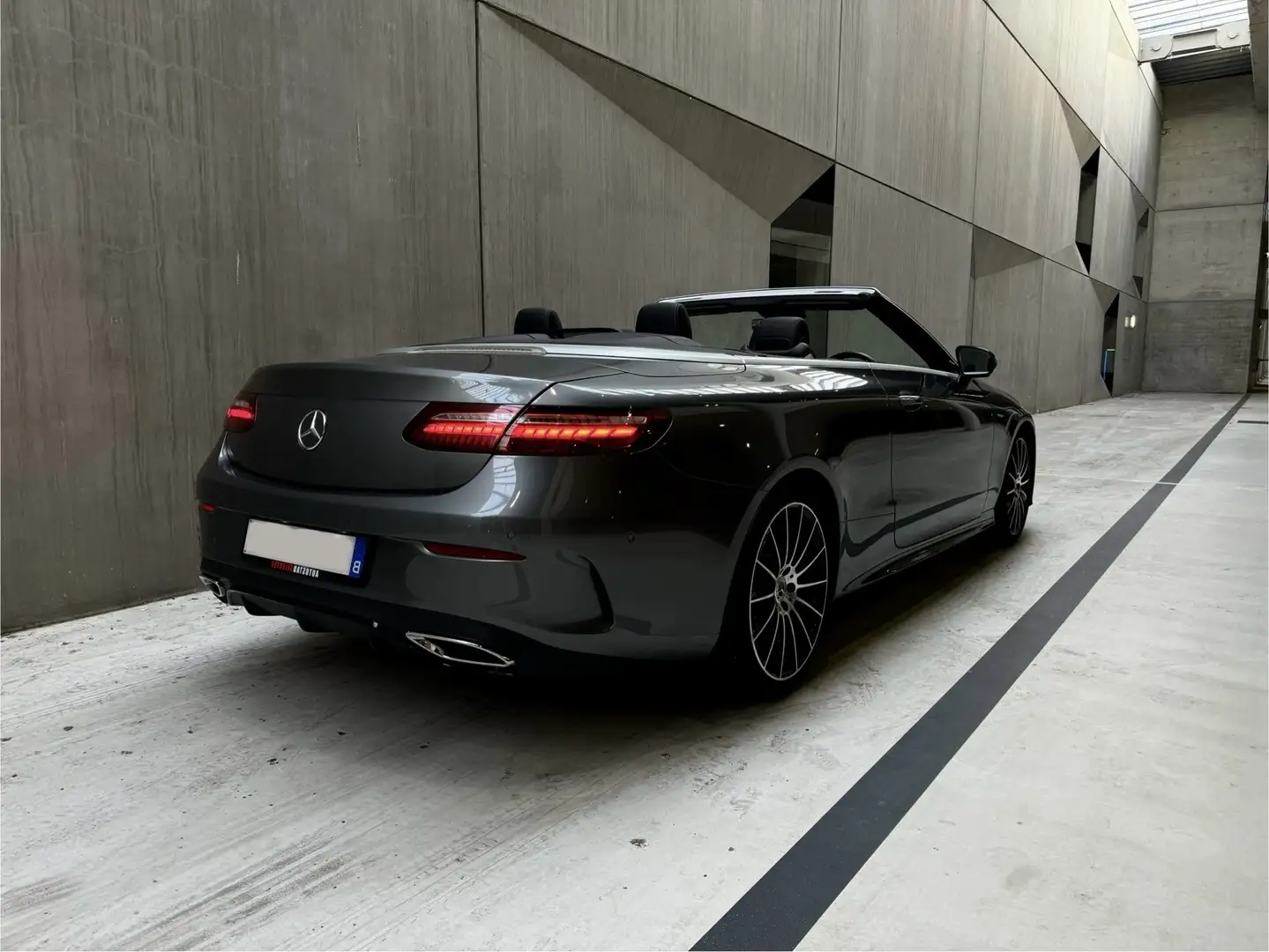 Mercedes-Benz E 220 d Cabrio 9G-TRONIC AMG Line - 1