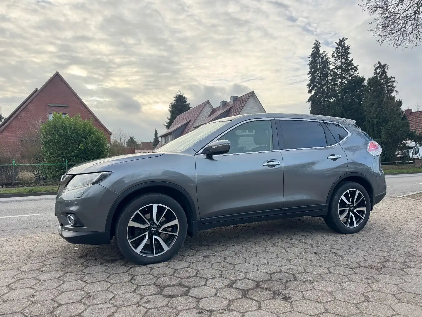 Nissan X-Trail 1.6 dCi 7-Sitzer*Pano+8xAlu+Spur+Abstand Grau - 1