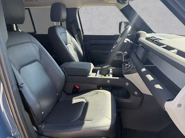 Land Rover Defender view 3