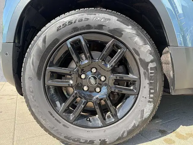 Land Rover Defender view 9
