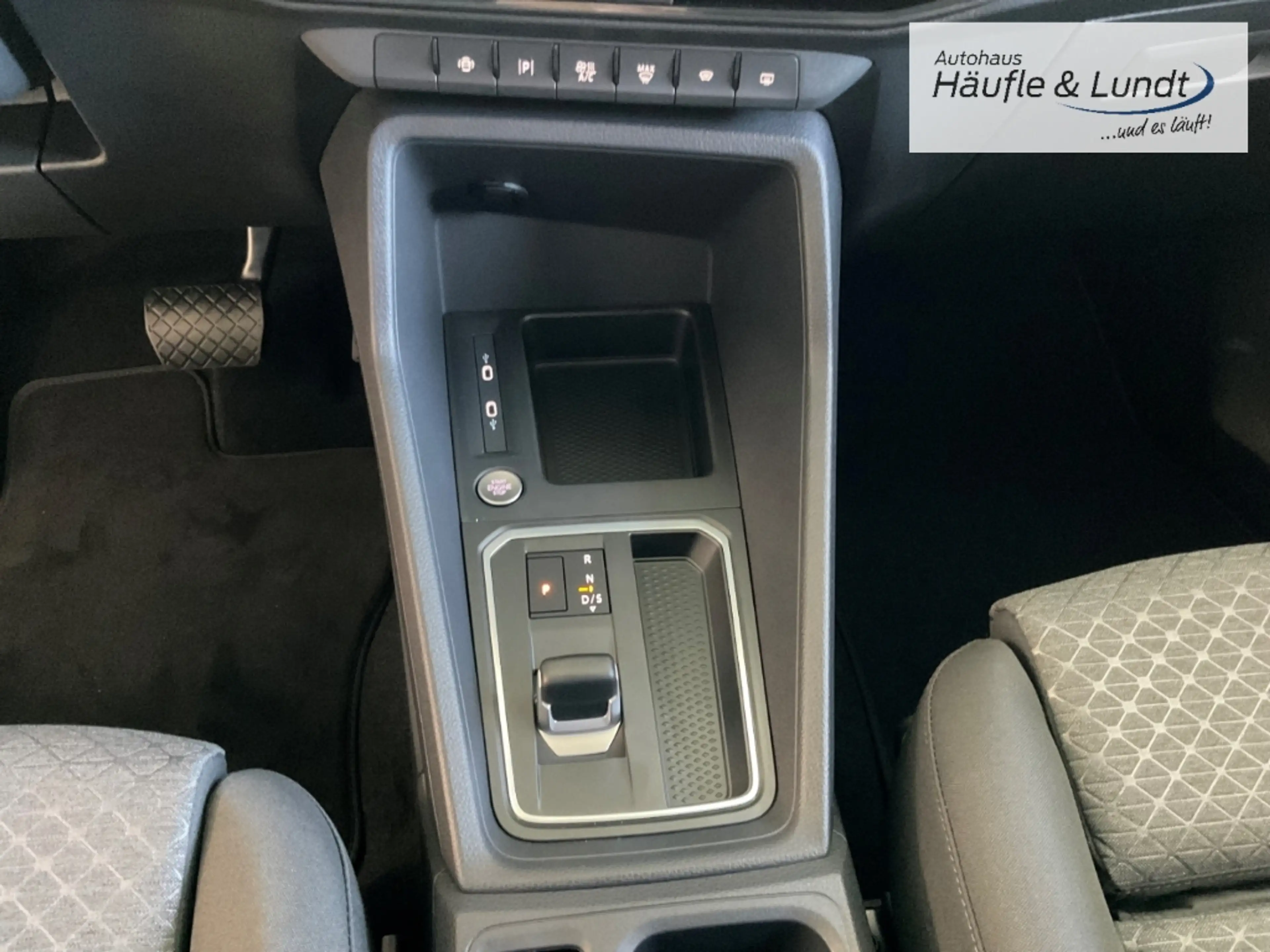 Ford Tourneo Connect Titanium Rückfahrkam. Allwetterreifen — photo 12