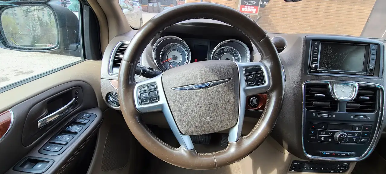 Chrysler Town & Country снимка Chrysler Town & Country
