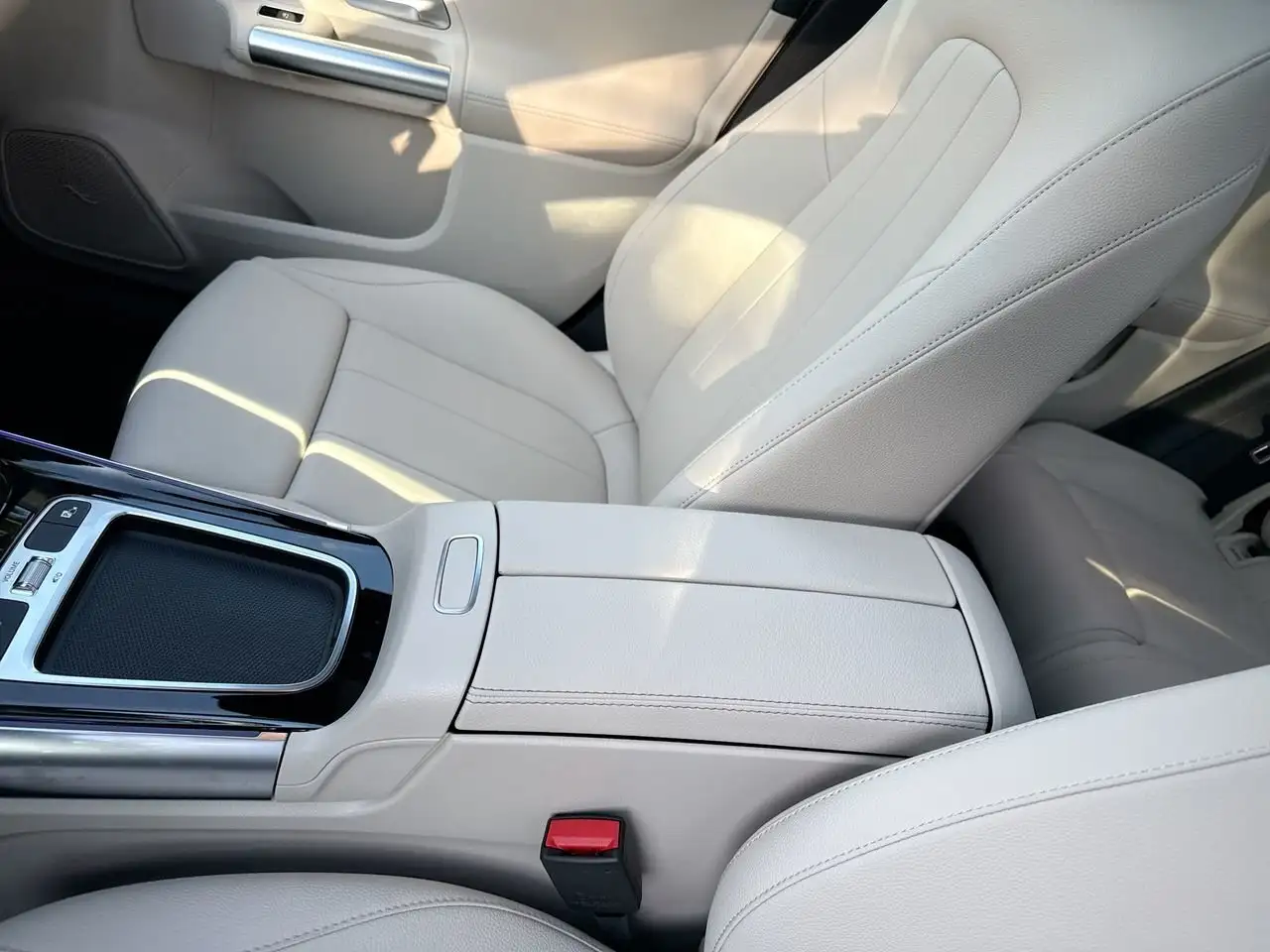 Mercedes-Benz GLA снимка Mercedes-Benz GLA