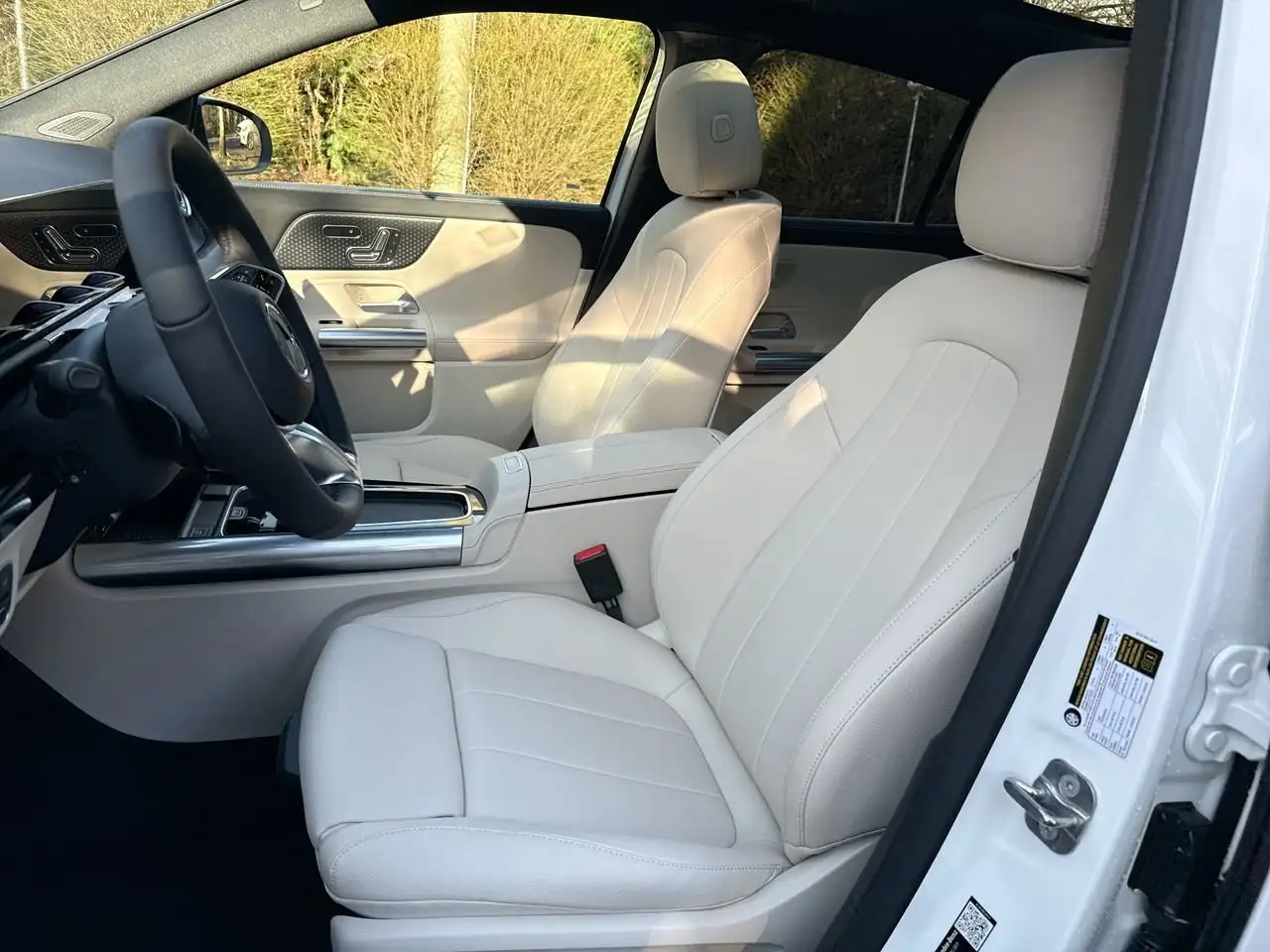 Mercedes-Benz GLA снимка Mercedes-Benz GLA