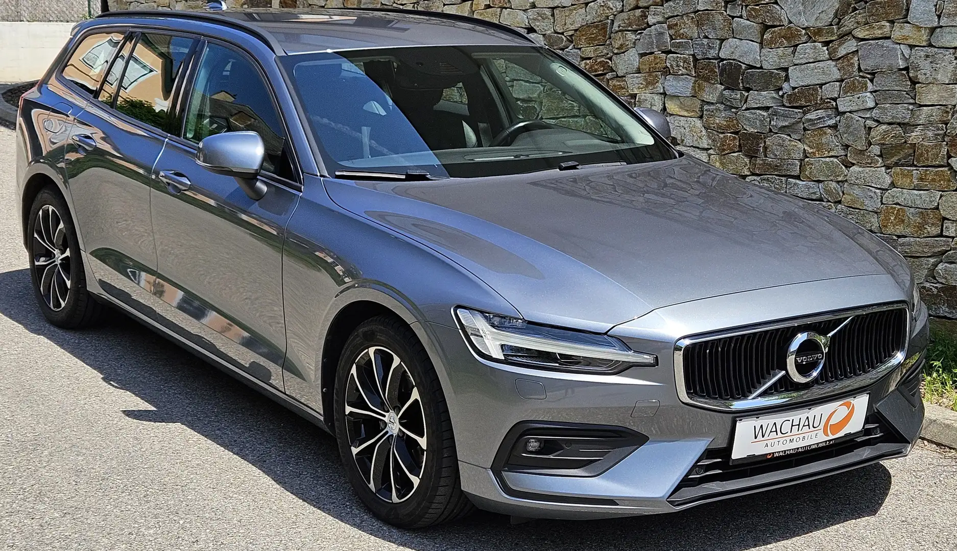Volvo V60 *****RESERVIERT*****D3 AWD Aut.*el. AHK* Grijs - 2