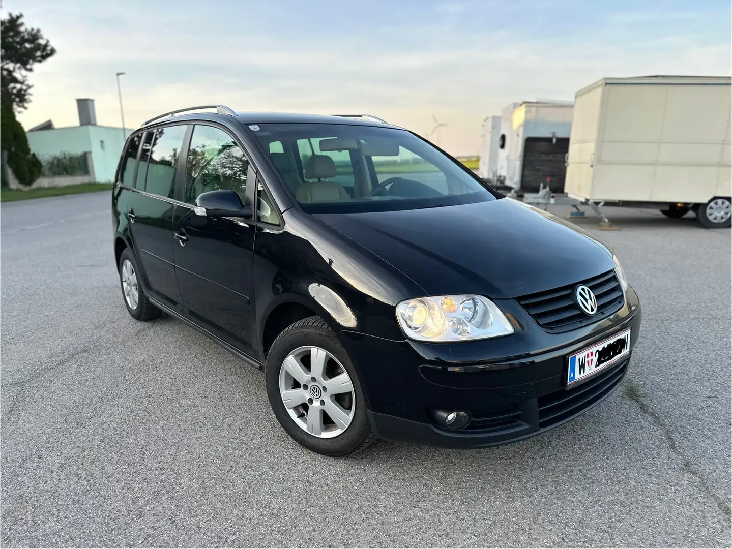 Volkswagen Touran Highline 1,9 TDI LEDER PICKERL NEU Schwarz - 1