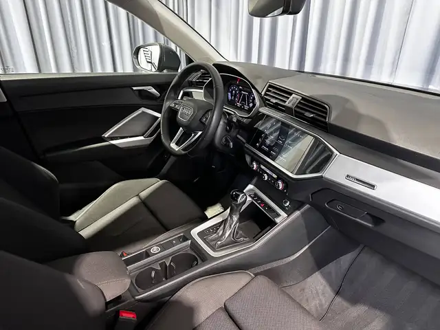 Audi Q3 view 10