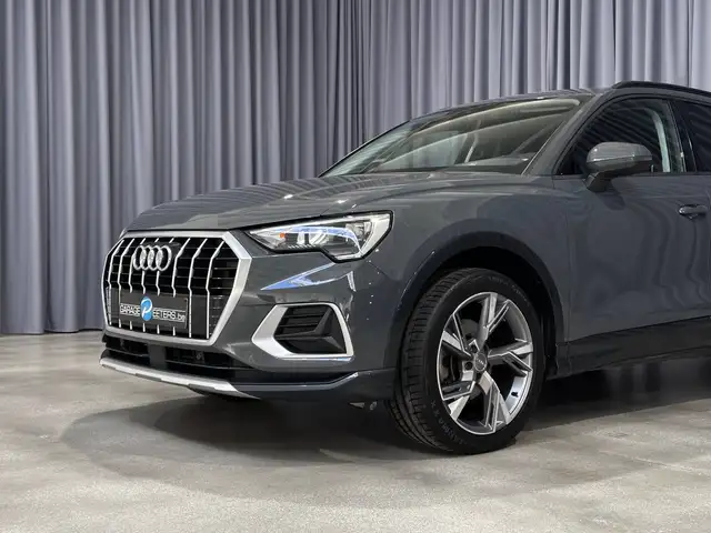 Audi Q3 view 6