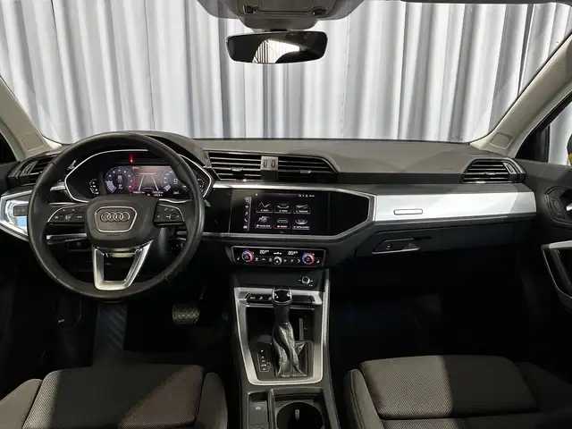 Audi Q3 view 12