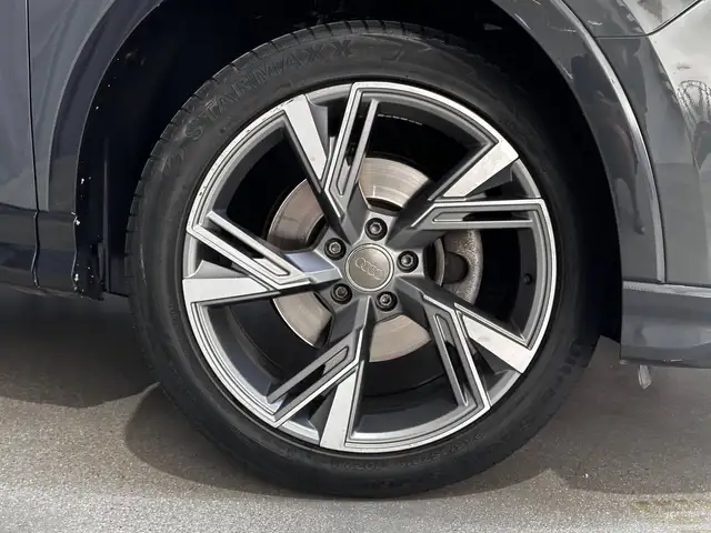 Audi Q3 view 8