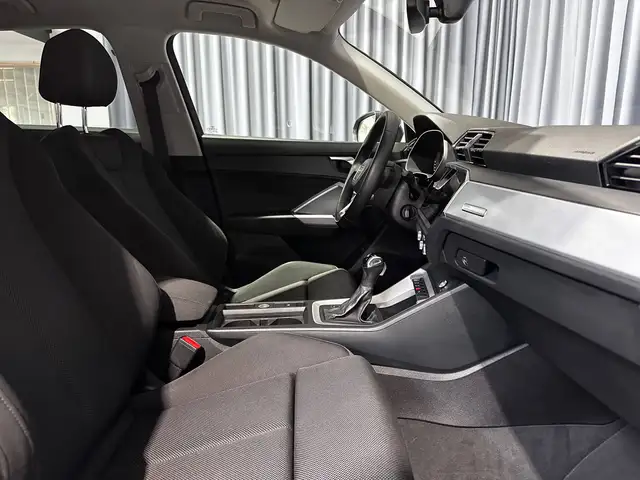 Audi Q3 view 11