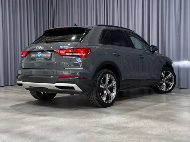 Audi Q3 view 3