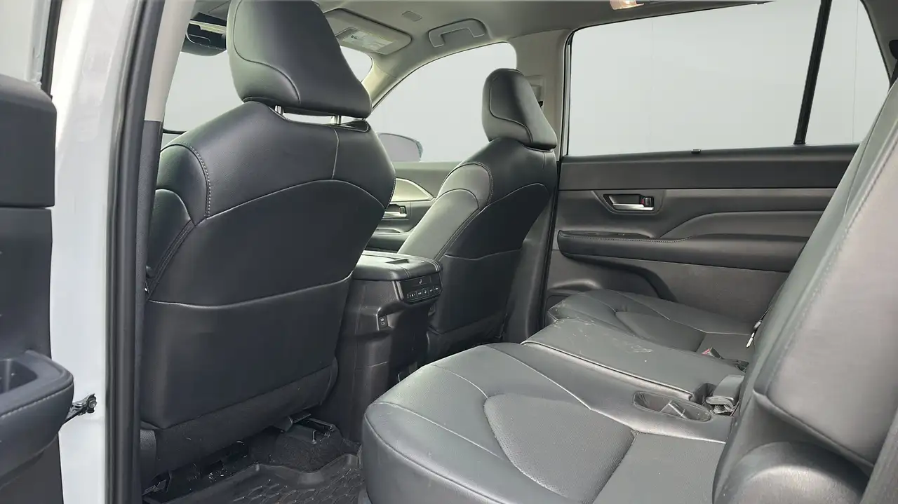 Toyota Grand Highlander снимка Toyota Grand Highlander