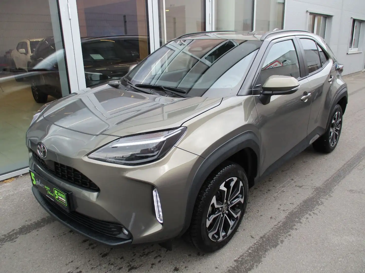 Toyota Yaris Cross 1.5 VVT-i Hybrid Active Drive Aut. Braun - 2