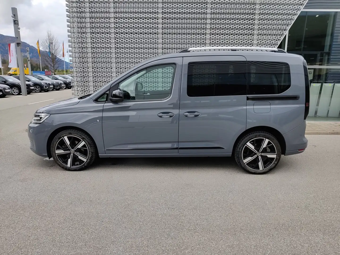 Volkswagen Caddy 2.0 TDI DSG Style, AHK, ACC, LED, R. Kamera Grijs - 2