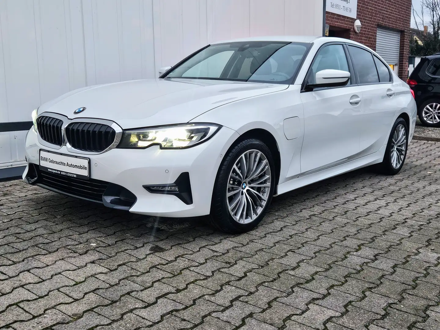 BMW 330 e*LCProf*SPORT LINE*KAMERA*KEYLESS* Weiß - 1
