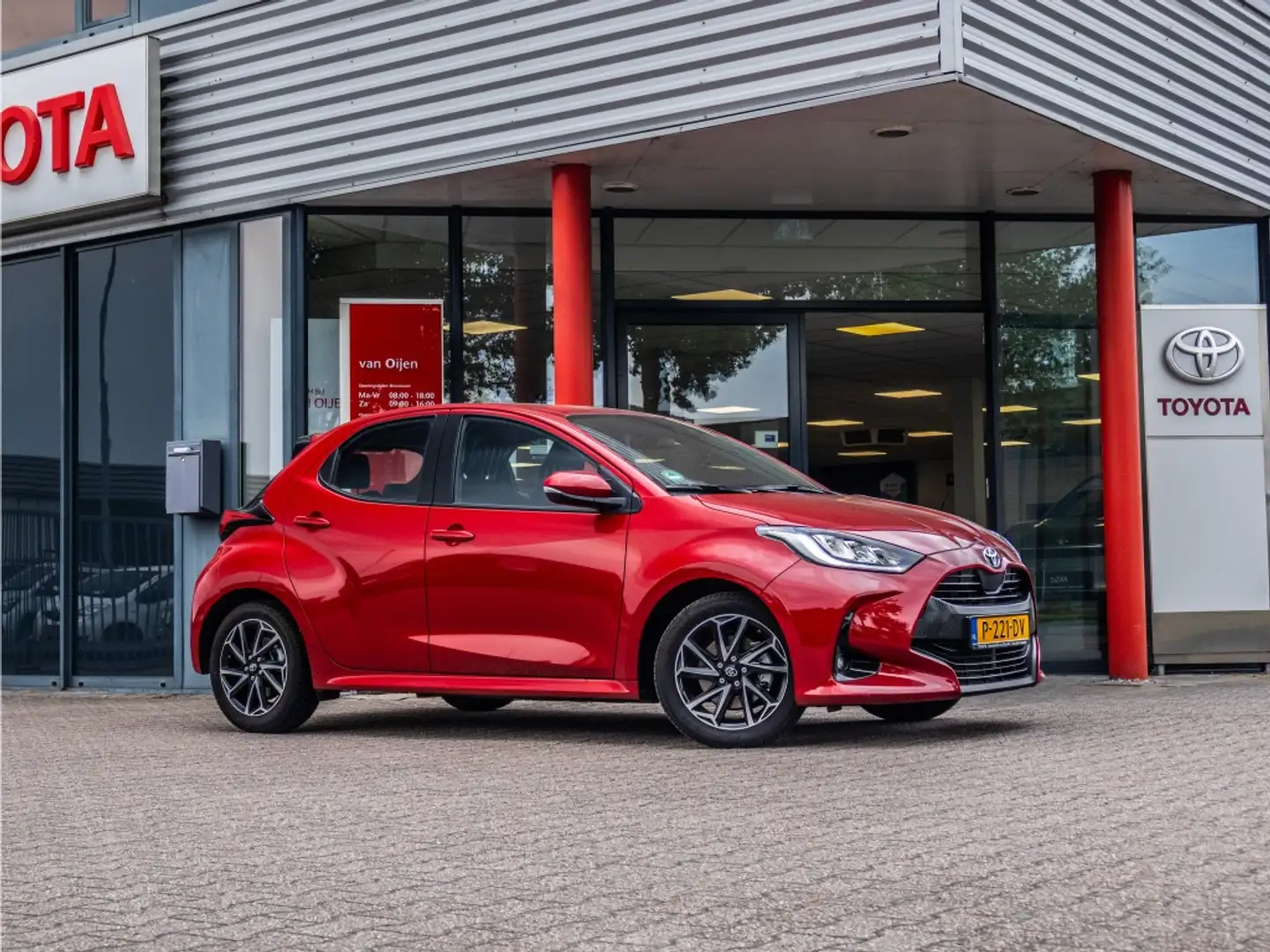 Toyota Yaris 1.5 Hyb. Dynamic Rouge - 1