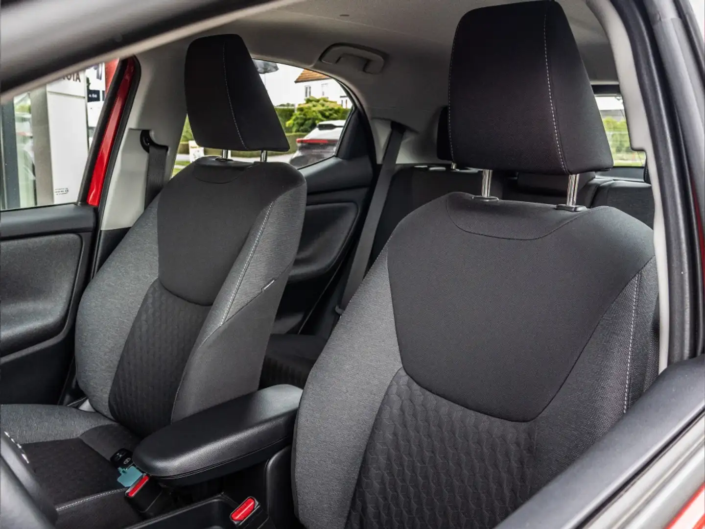 Toyota Yaris 1.5 Hyb. Dynamic Rouge - 2