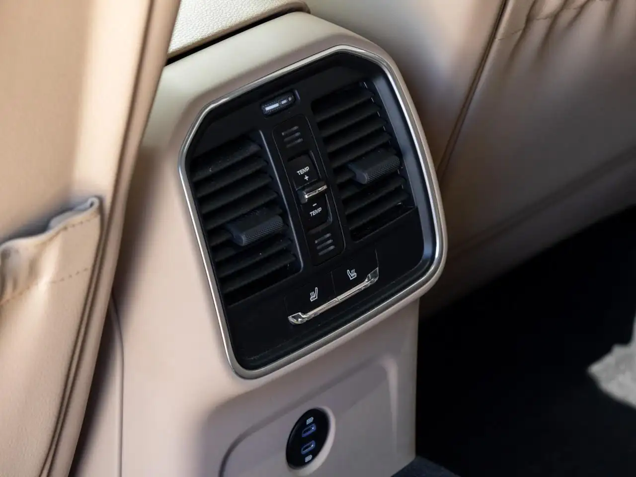 Porsche Macan photo Porsche Macan
