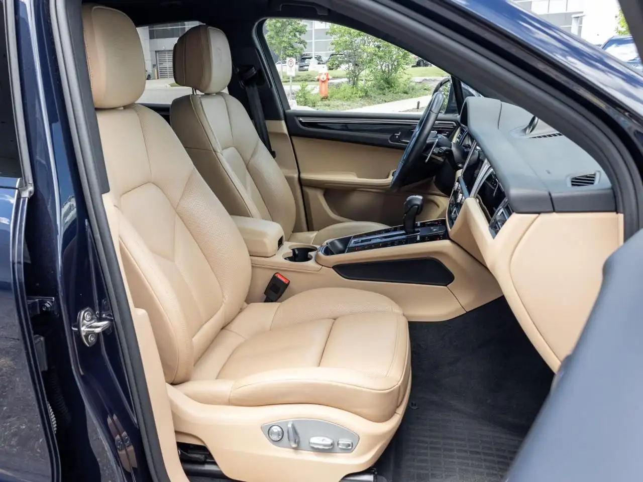 Porsche Macan photo Porsche Macan