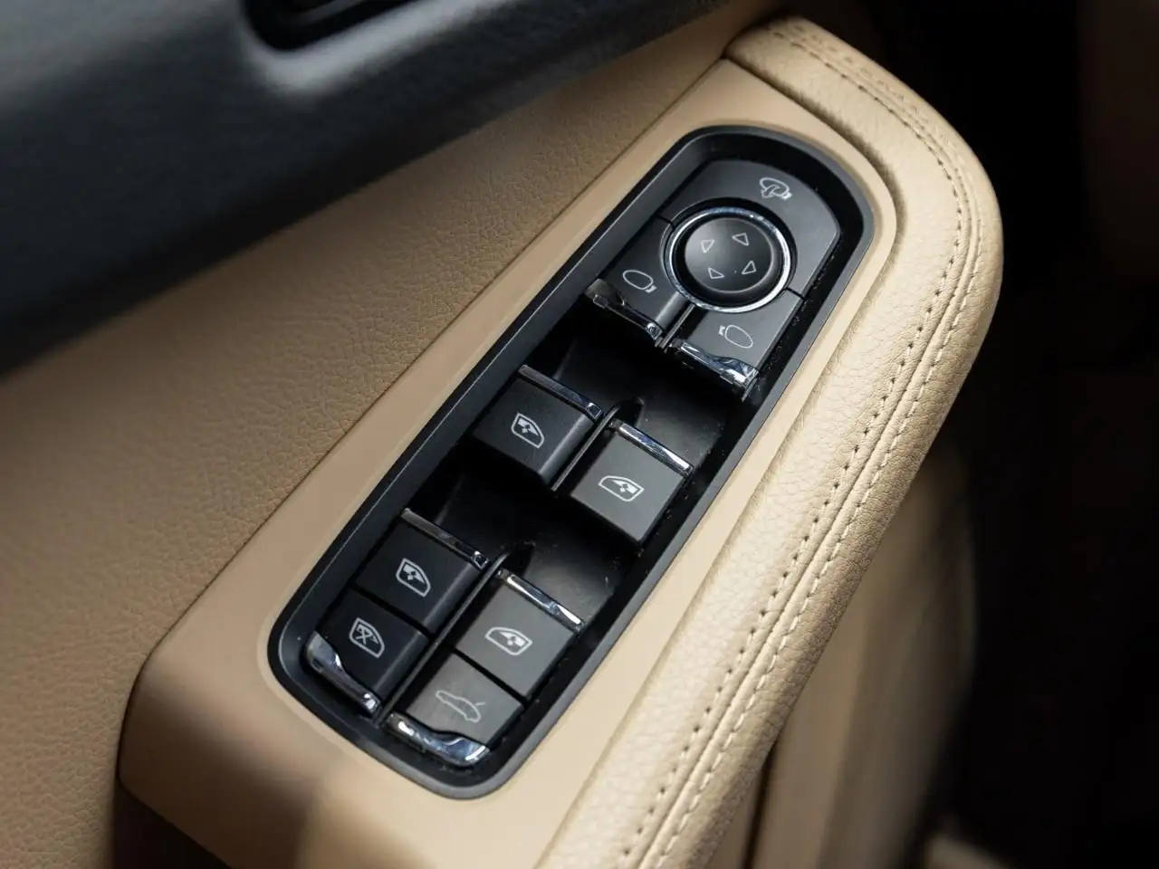 Porsche Macan photo Porsche Macan
