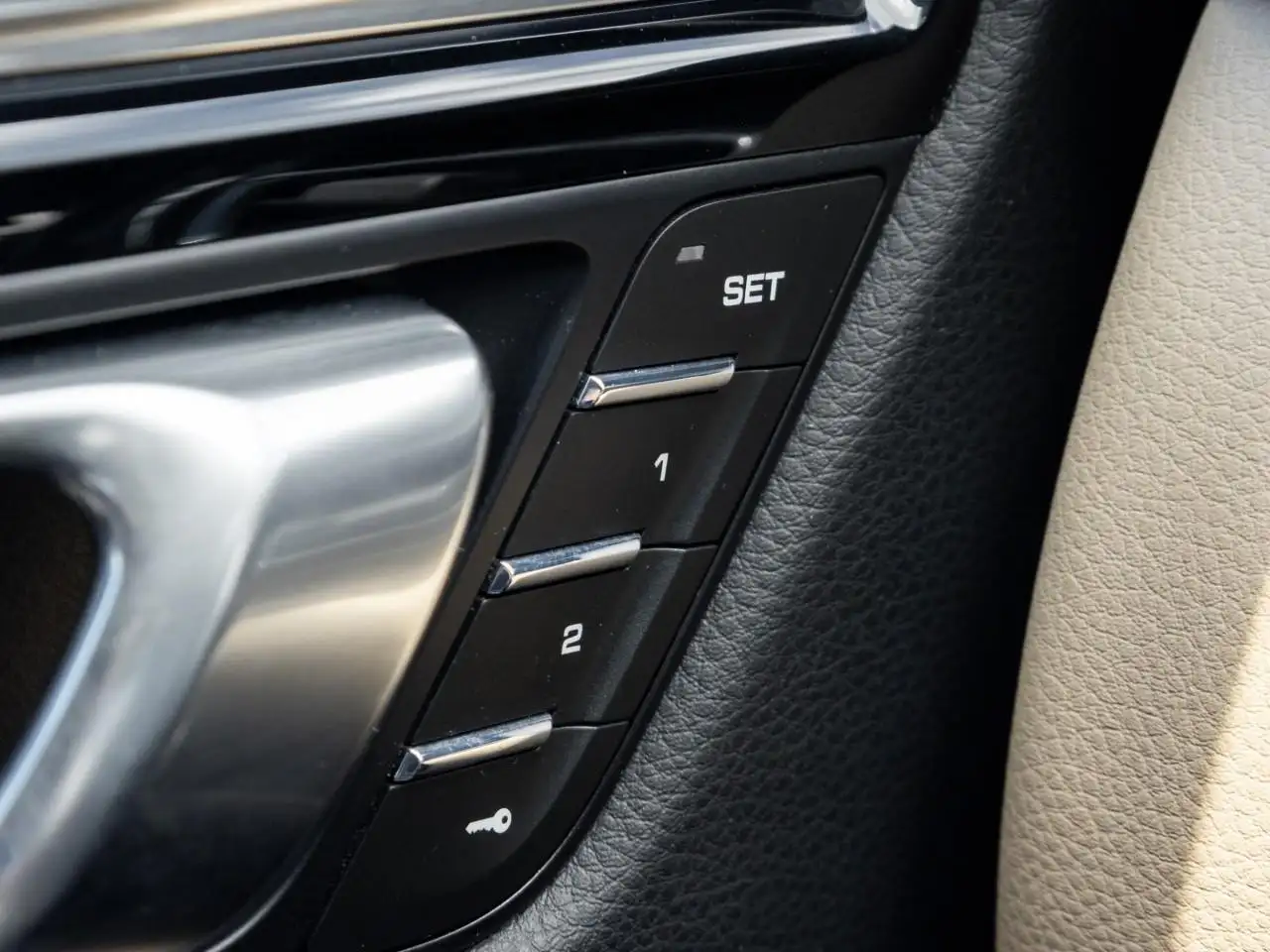 Porsche Macan photo Porsche Macan