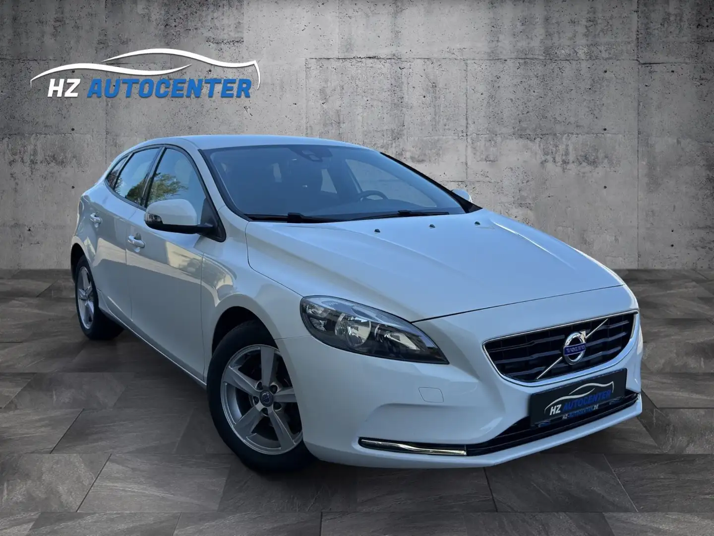 Volvo V40 Kinetic*LED*TEMPOMAT*SOUND*PDC*1.HAND*TOP Weiß - 1
