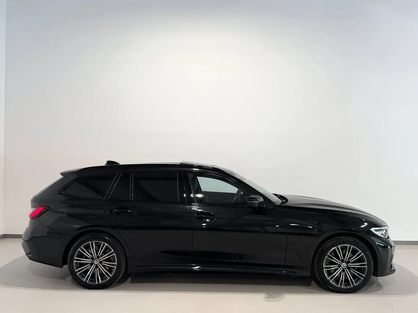 BMW 320 e xDrive G21/M-Sport/Panorama/ACC/Kamera/LED Schwarz - 2