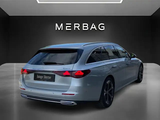 Mercedes-Benz E-Class view 3