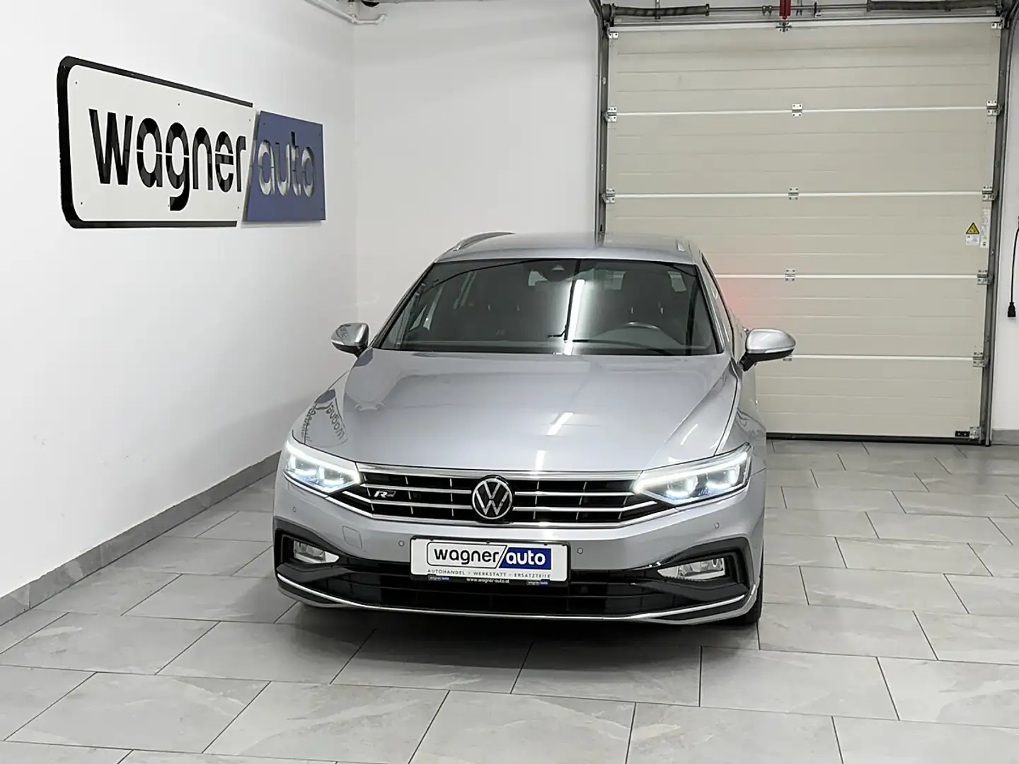 Volkswagen Passat Variant Elegance 2,0 SCR TDI DSG R-Line/IQ Matrix LED/A... Silber - 1
