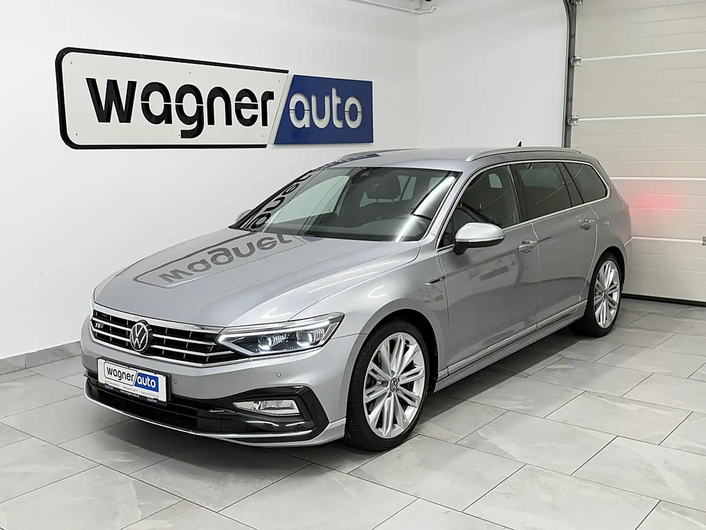 Volkswagen Passat Variant Elegance 2,0 SCR TDI DSG R-Line/IQ Matrix LED/A... Silber - 2